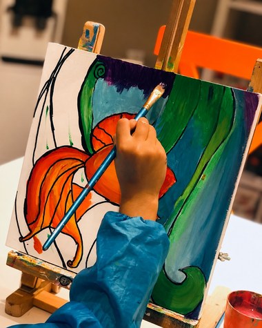 الخط أولا ثم اللون — رسم الحدود بالأسود، ثم ملء كل مساحة بلونها